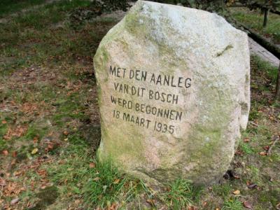 Esmeer bij Veenhuizen herdeningssteen