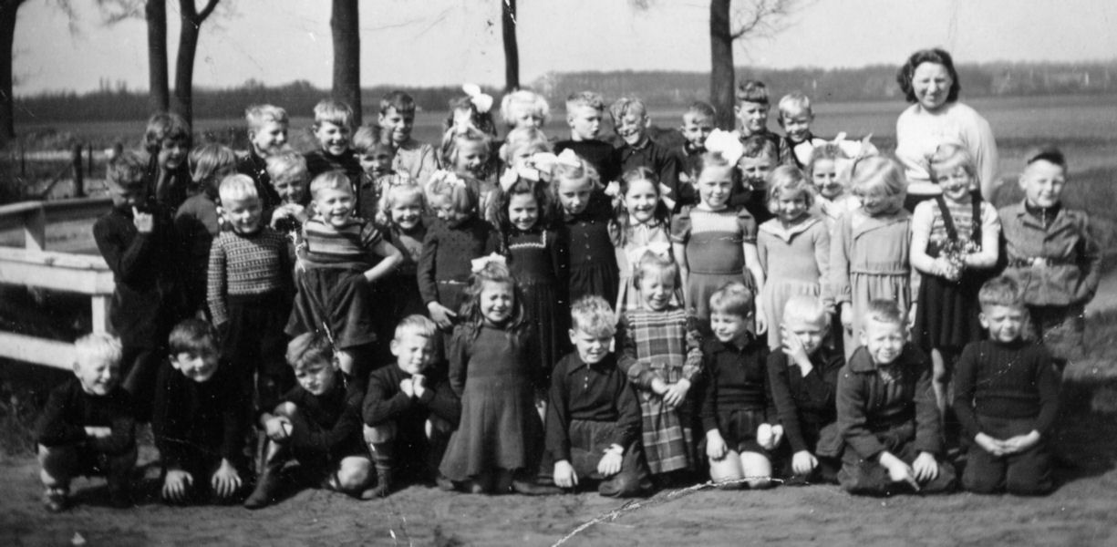 1953 eerste en tweede klas School met de Bijbel Veenhuizen, voor de school